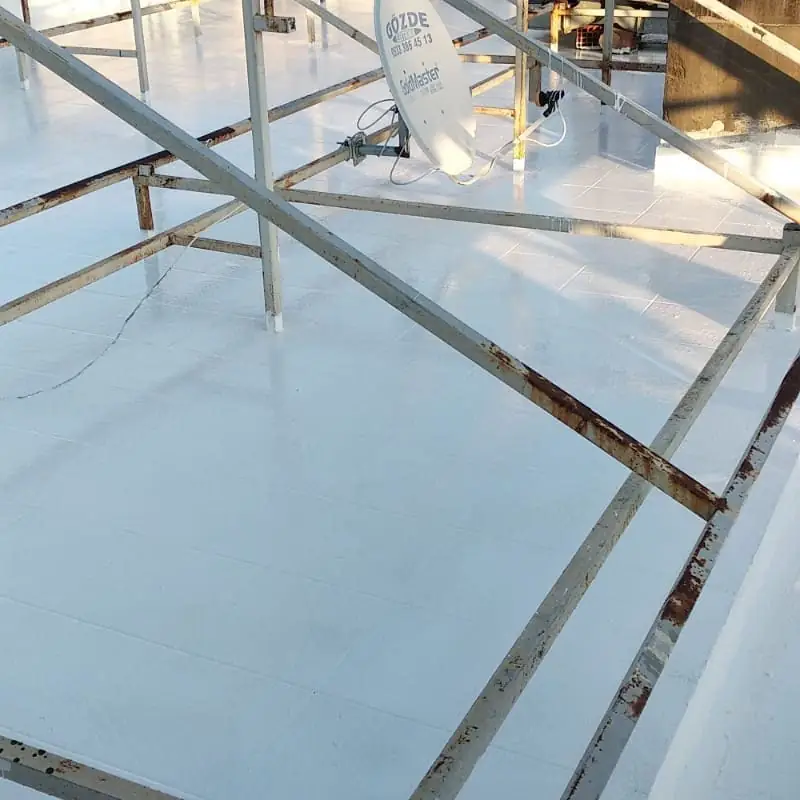 Teras zeminine uygulanmış beyaz sürme su yalıtımı kaplaması ve üzerindeki çelik pergola karkası