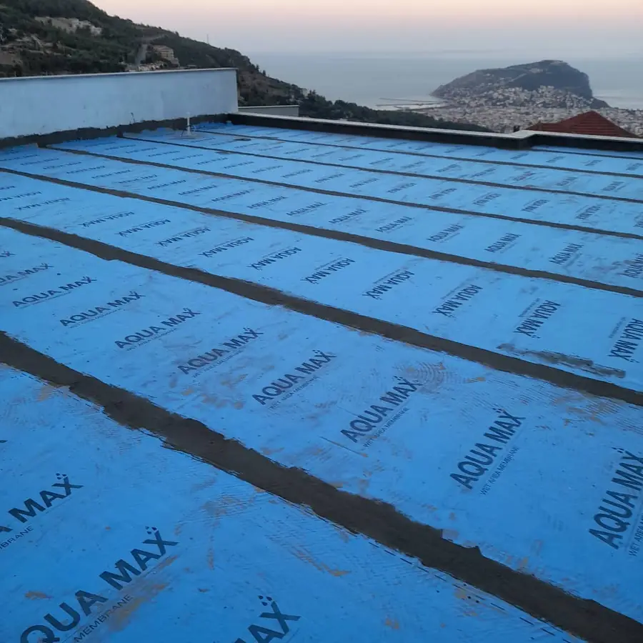 Teras çatıya şerit şerit serilen Aqua Max su yalıtım örtüleri, arkada Alanya Kalesi manzarası