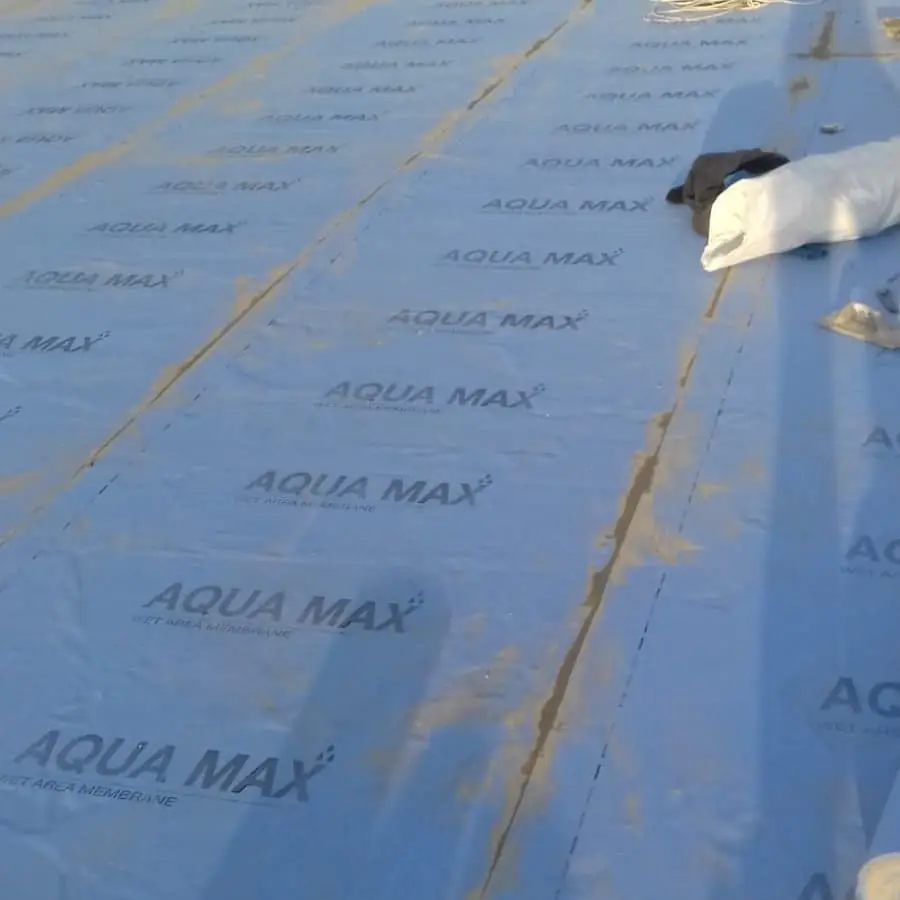 Mavi su yalıtım örtüsünün bindirme hatları ve ek yerlerinin yakın plan görünümü