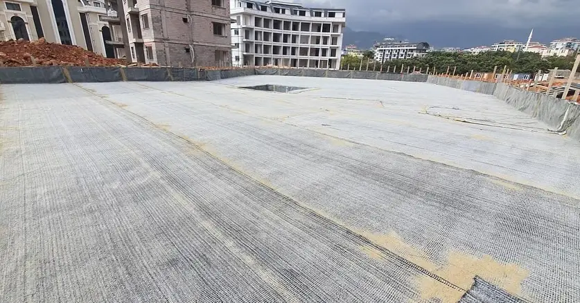 Bentonit örtüyle kaplanmış radye temelde bindirme hatları ve döşemedeki boşluk çevresi detayı