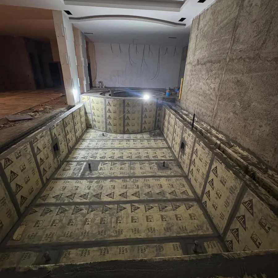 Kapalı havuz teknesinin taban ve duvarlarına serilen yalıtım levhaları, derzleri harçla kapatılmış