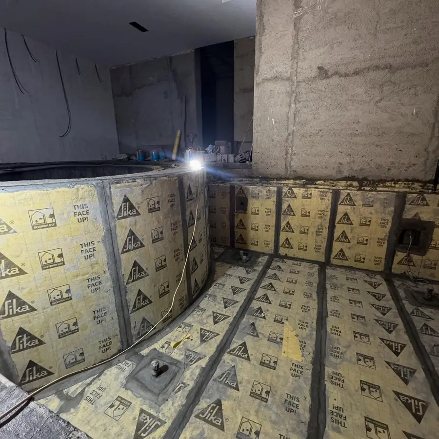 Kapalı havuz ve jakuzi teknesinin duvarlarına sabitlenen yalıtım levhaları, derz aralıkları harçlı