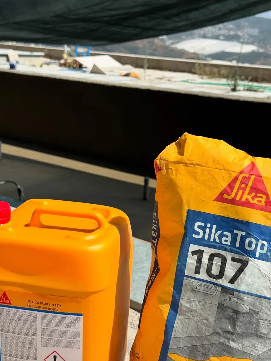SikaTop Seal-107 su yalıtım harcı torbası ve sıvı bileşen bidonu, uygulama öncesi şantiyede