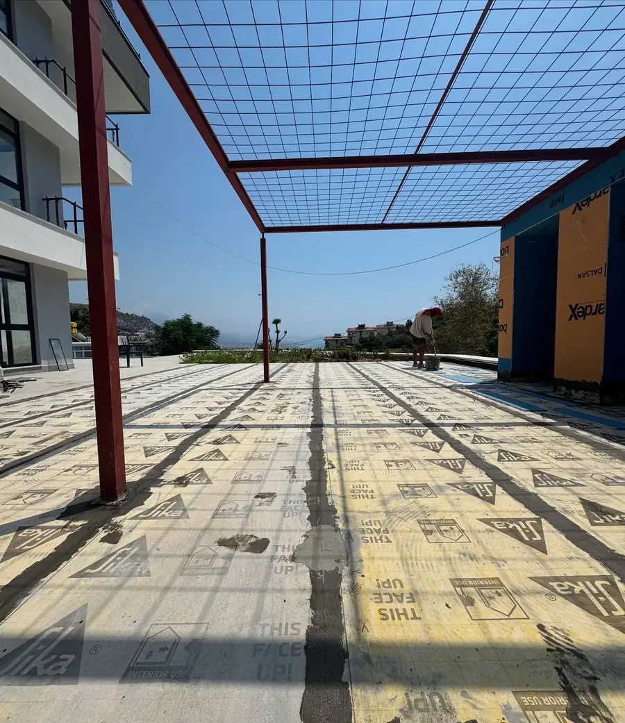 Pergola altındaki geniş Teras döşemesine serilen Sika yalıtım levhaları ve harçla kapatılan ek yerleri