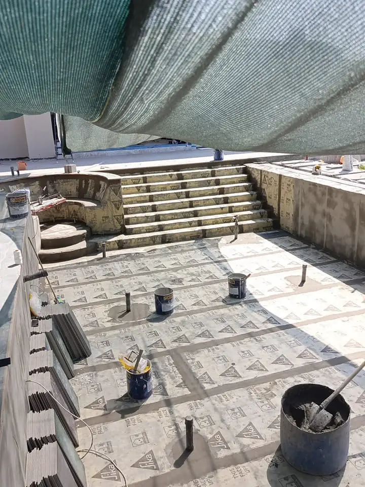 Basamaklı havuz kabuğunun taban ve merdivenlerine kaplanan Sika yalıtım levhaları, gölgelik altında