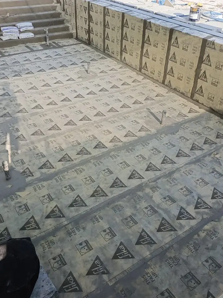 Havuz taban ve duvarına düzenli serilen Sika yalıtım levhaları ile harçla kapatılan ek yerleri