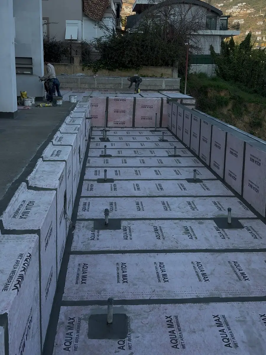 Havuz teknesinin duvar ve tabanına döşenen Aqua Max ıslak hacim membran levhaları ve derz dolguları