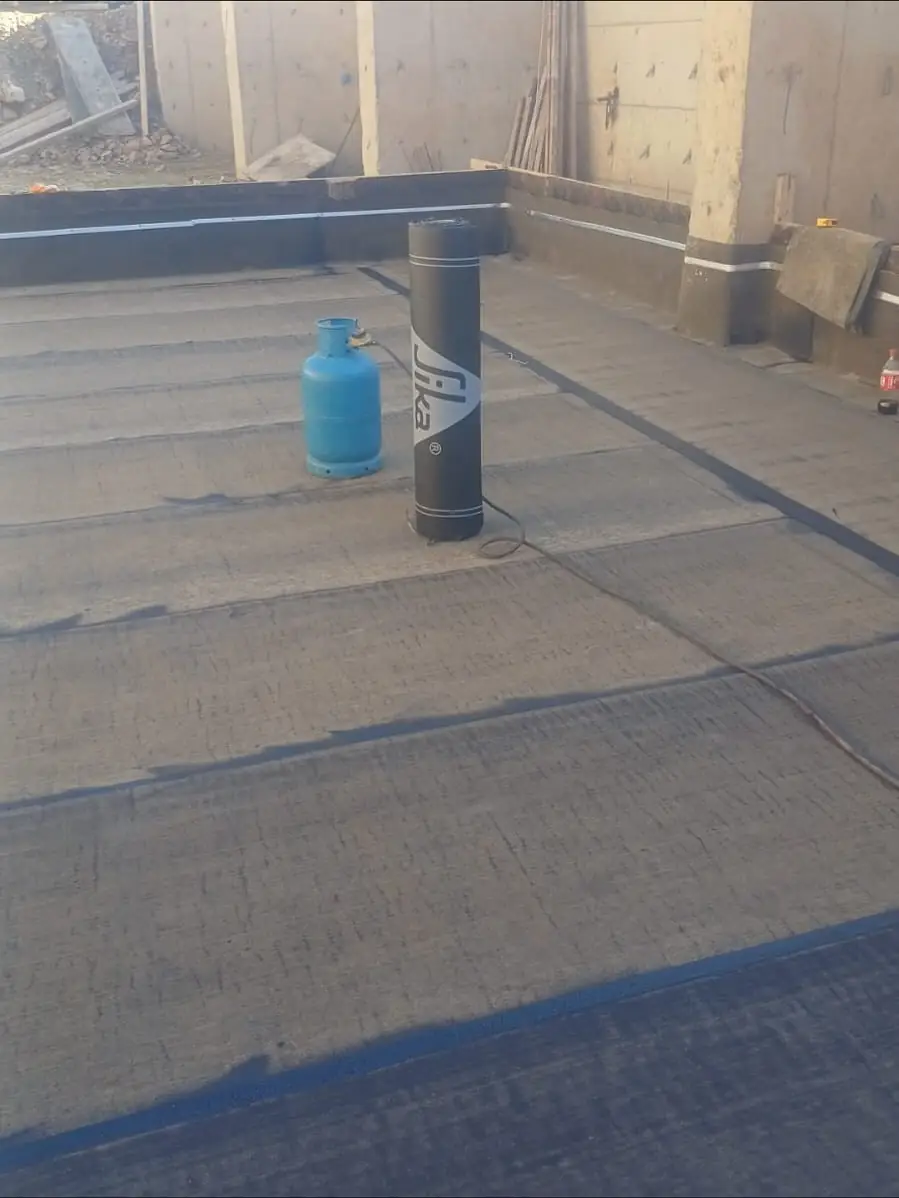 Teras çatıya serilmiş bitümlü membran, dik duran Sika membran rulosu ve şalümo için LPG tüpü