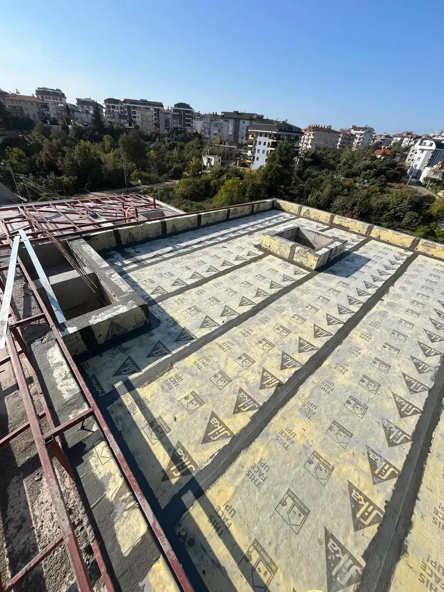 Betonarme çatı döşemesi ve parapet iç yüzeyleri boyunca kaplanmış Sika yalıtım levhaları