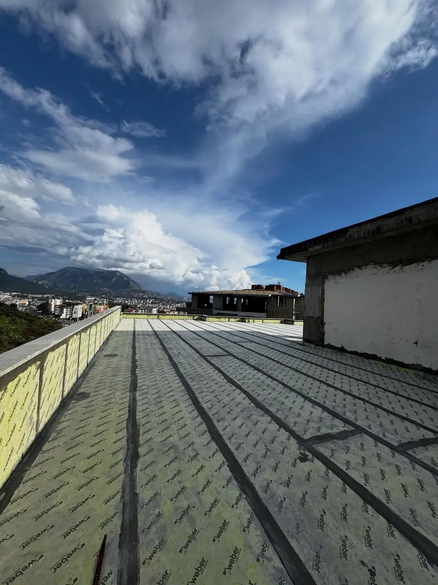 Teras çatıda serilen ısı yalıtım levhaları ve parapet iç yüzeyine kadar devam eden yalıtım detayı