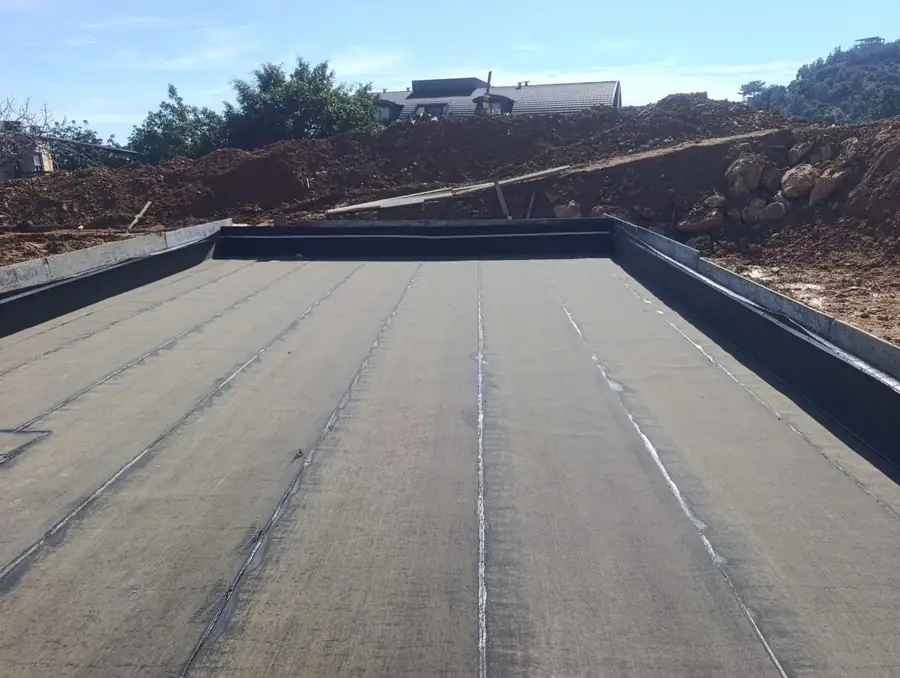 Beton döşeme üzerine serilmiş bitümlü membran örtülerin bindirme dikişleri ve parapet dönüşleri