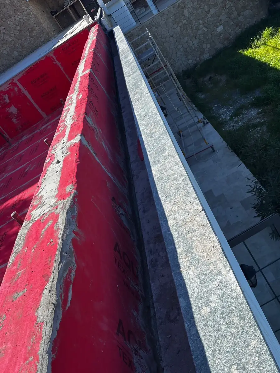 Havuz teknesi duvarına kaplanan kırmızı su yalıtım örtüsü ve beton kenar kirişinin üstten görünümü