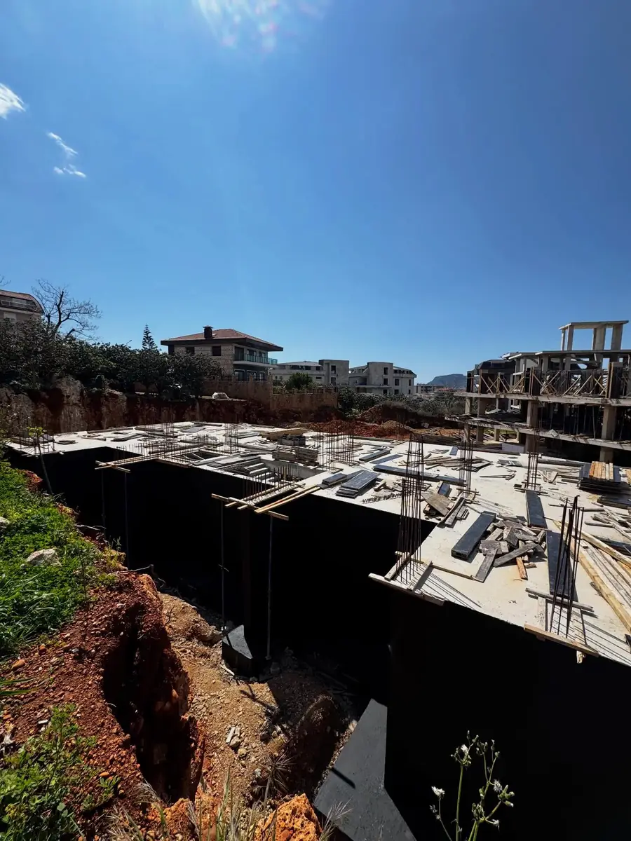 Bodrum perde duvarlarının dış yüzeyinde siyah bitümlü sürme yalıtım ve çevresindeki kazı boşluğu