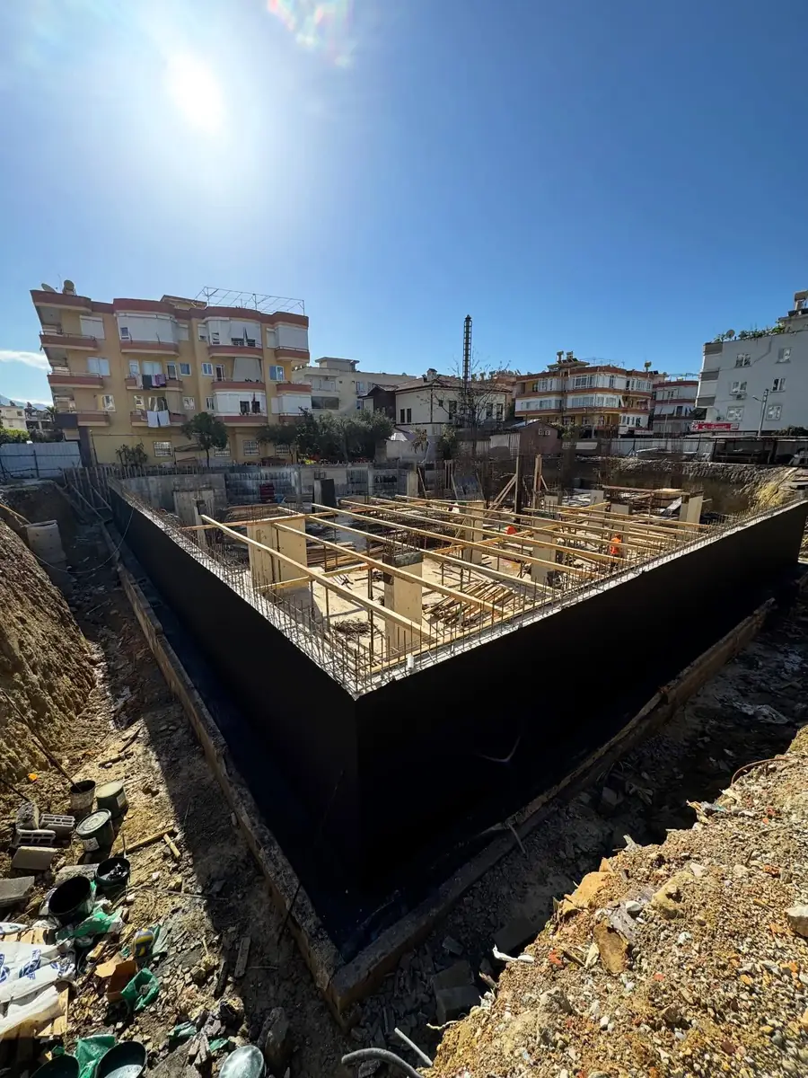 Kazı içinde yükselen bodrum perdelerinin dış yüzeyindeki siyah bitümlü su yalıtım kaplaması