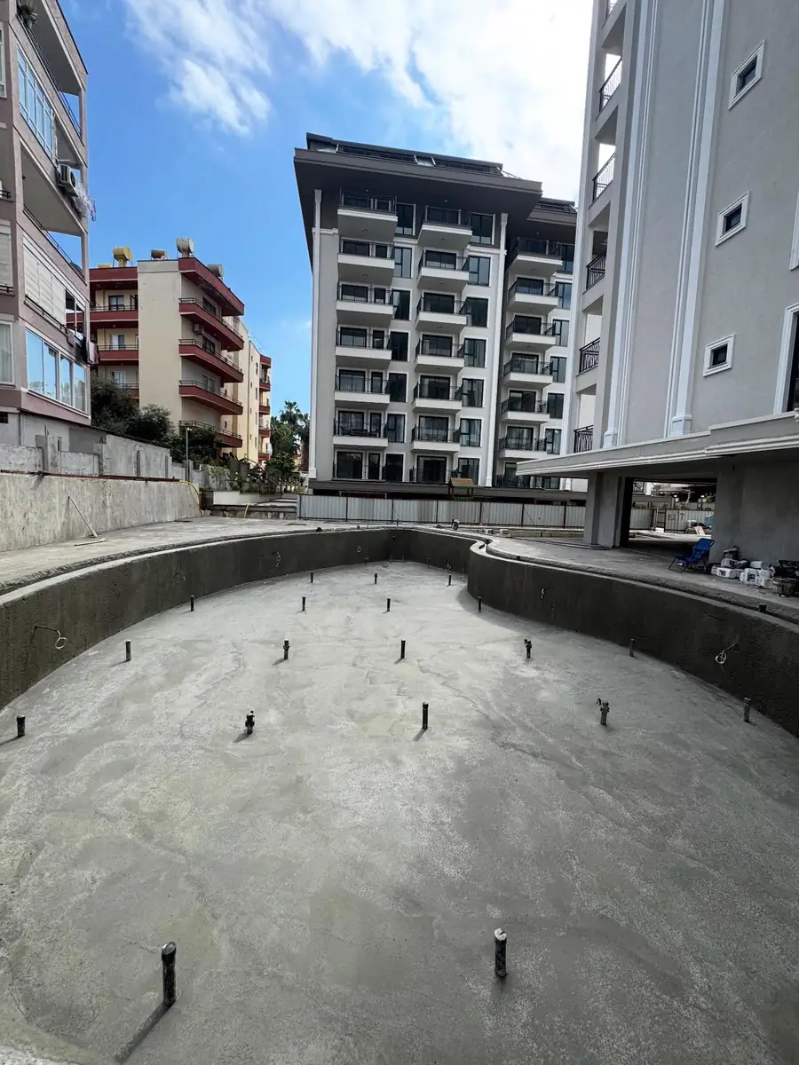 Betonarme havuz çanağının kavisli kenarları ve yalıtım öncesi zeminden yükselen boru çıkışları